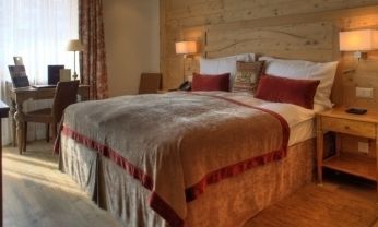 מלון צרמט Le Petit Cervin מראה חיצוני תמונה A bed with a bed skirt