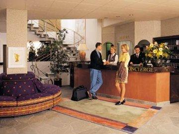 מלון צרמט Le Petit Cervin מראה חיצוני תמונה A concierge desk at a hotel